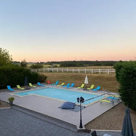 Kourline Villalunoterie Futuroscope Piscine בית הארחה *