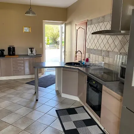 Kourline Villalunoterie Futuroscope Piscine בית הארחה