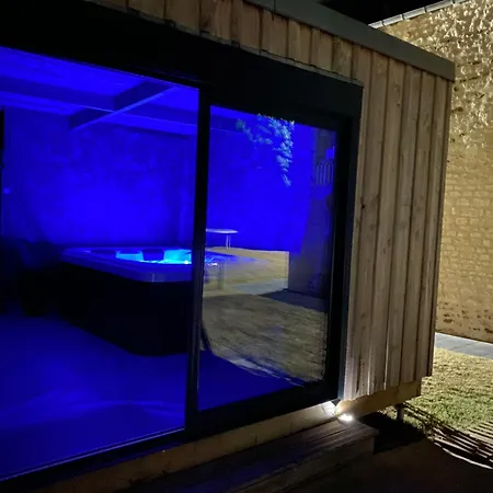 Kourline Villalunoterie Futuroscope Piscine בית הארחה Oyre