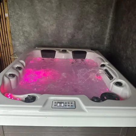 Kourline Villalunoterie Futuroscope Piscine בית הארחה *