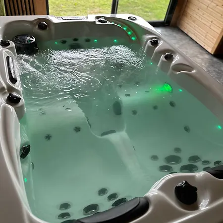 Kourline Villalunoterie Futuroscope Piscine בית הארחה *